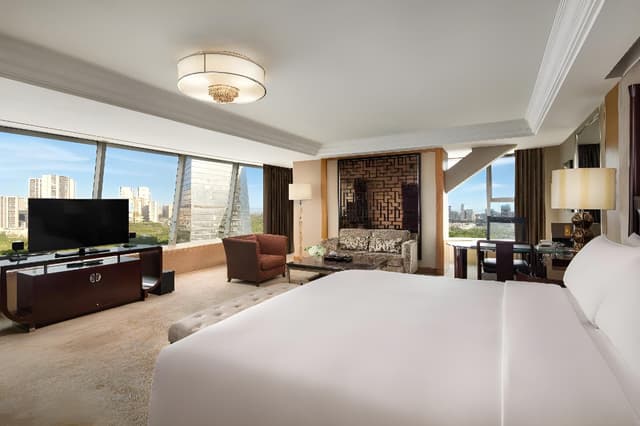1 King Junior Suite Dining Area Club Lounge Access
