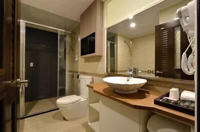 Twin Room, Bathtub