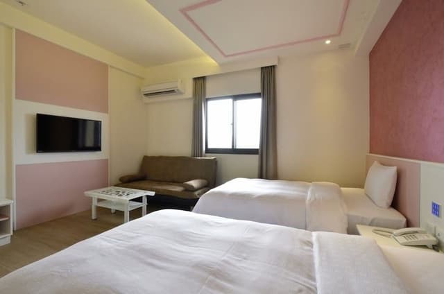 Twin Room, Bathtub