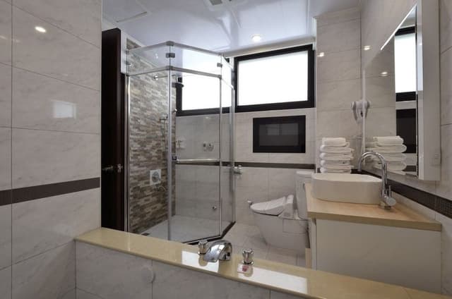 Family Room, Bathtub