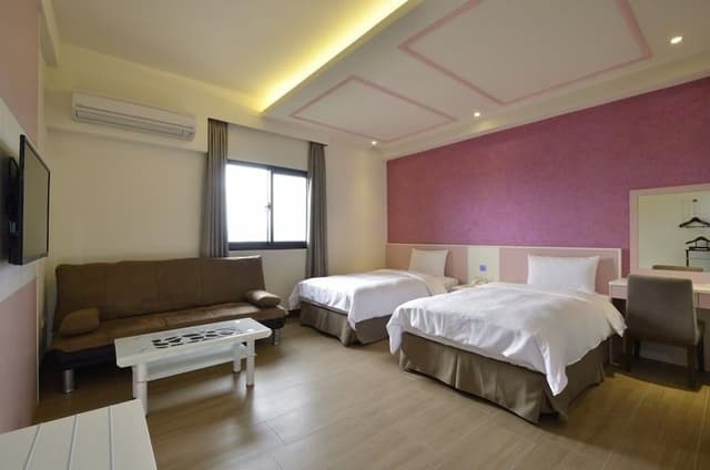Twin Room, Bathtub