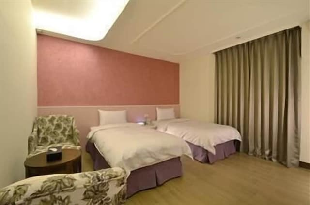 Twin Room, Bathtub