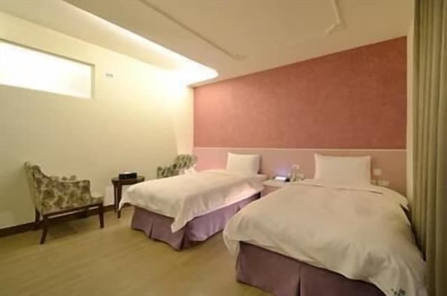 Twin Room, Bathtub