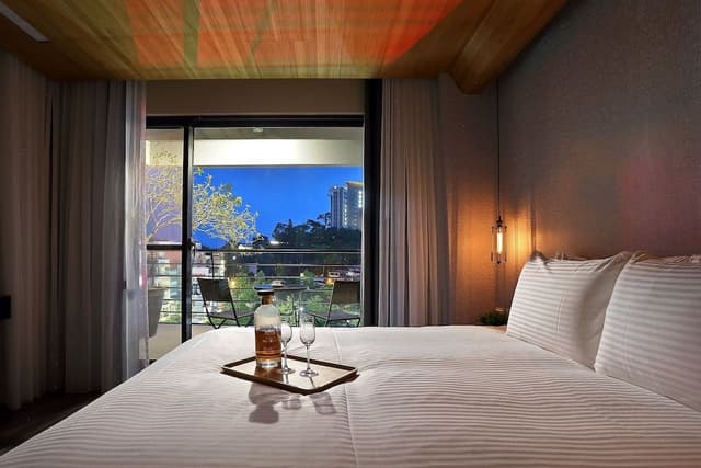Deluxe Double Room, 1 Queen Bed, Balcony, Mountain View