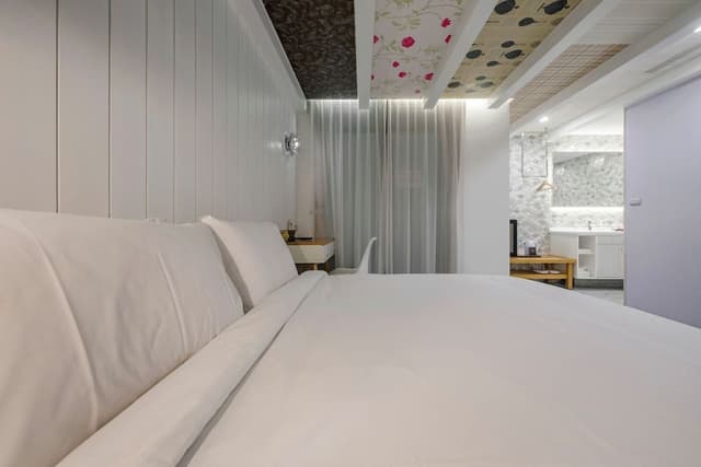 Deluxe Double Room, Bathtub