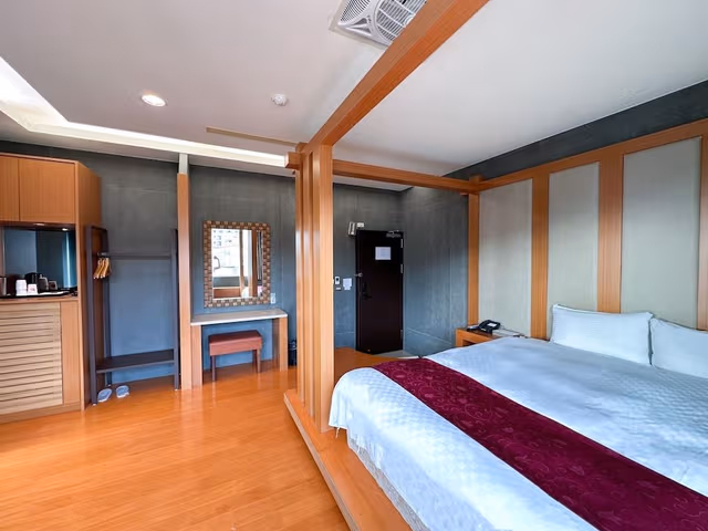 Honeymoon Room
