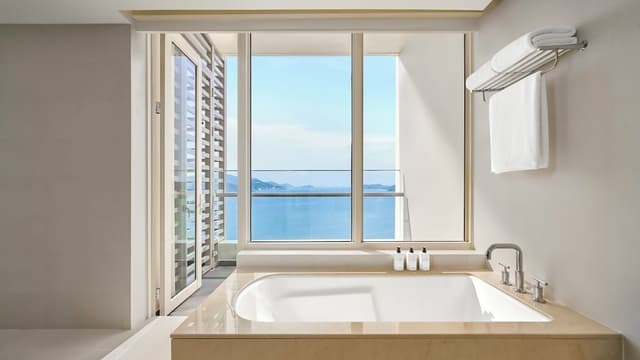 Suite, 2 Bedrooms, Ocean View (Horizon, 1 King, 2 Twin Beds)