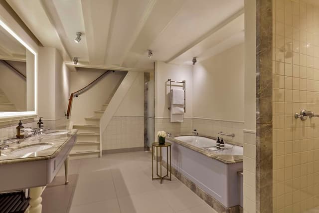 VAN LOON SUITE