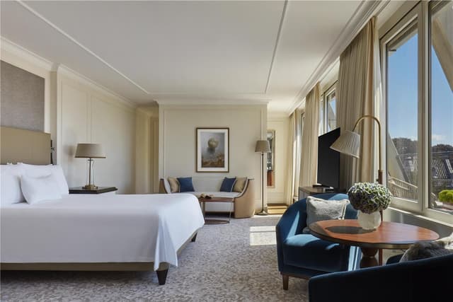 KING JUNIOR SUITE