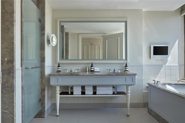KING JUNIOR SUITE WITH CANAL VIEW