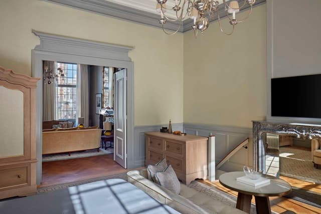 VAN LOON SUITE