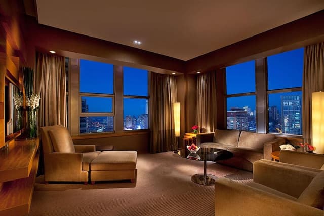 Executive Suite, 1 King Bed, City View (Deluxe Suite)