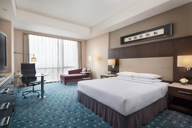 Concierge lounge access, Guest room, 1 King, High floor
