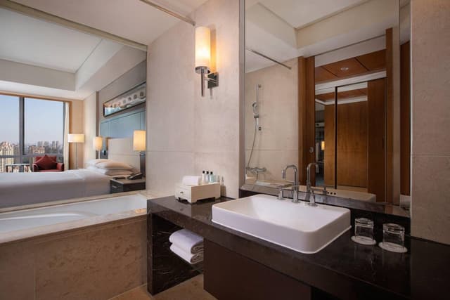 Concierge lounge access, Guest room, 1 King, High floor