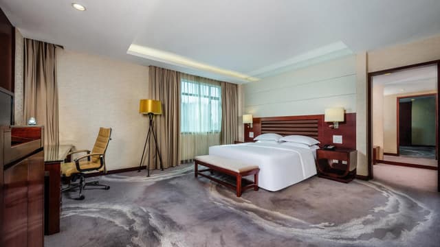 1 King Bed Standard Lounge Access