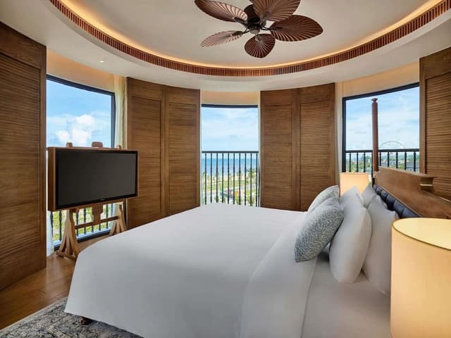 Suite, 1 King Bed, Sea View