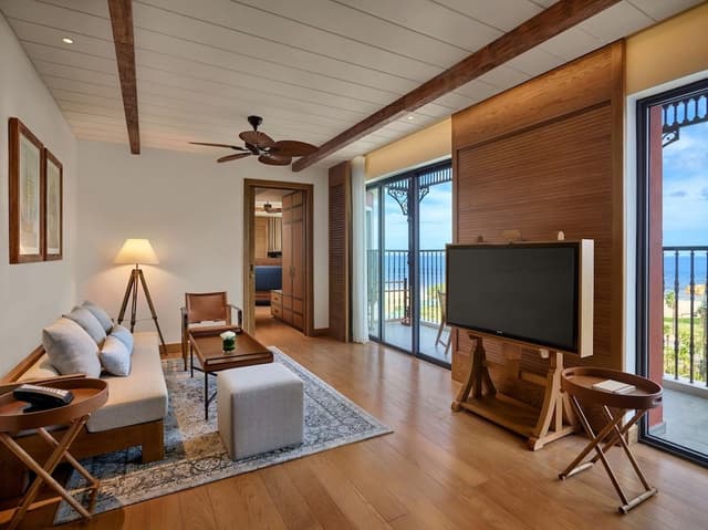 Suite, 1 King Bed, Sea View