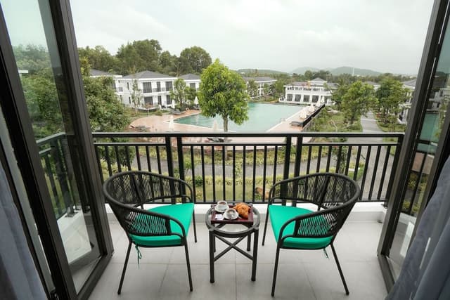 Suite Pool View