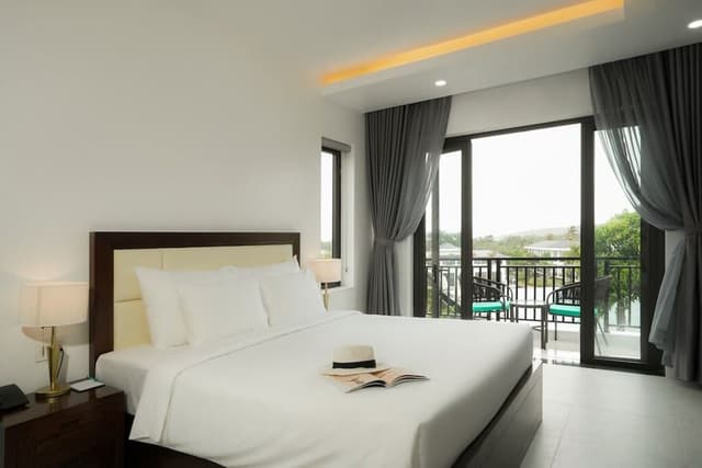Suite Pool View