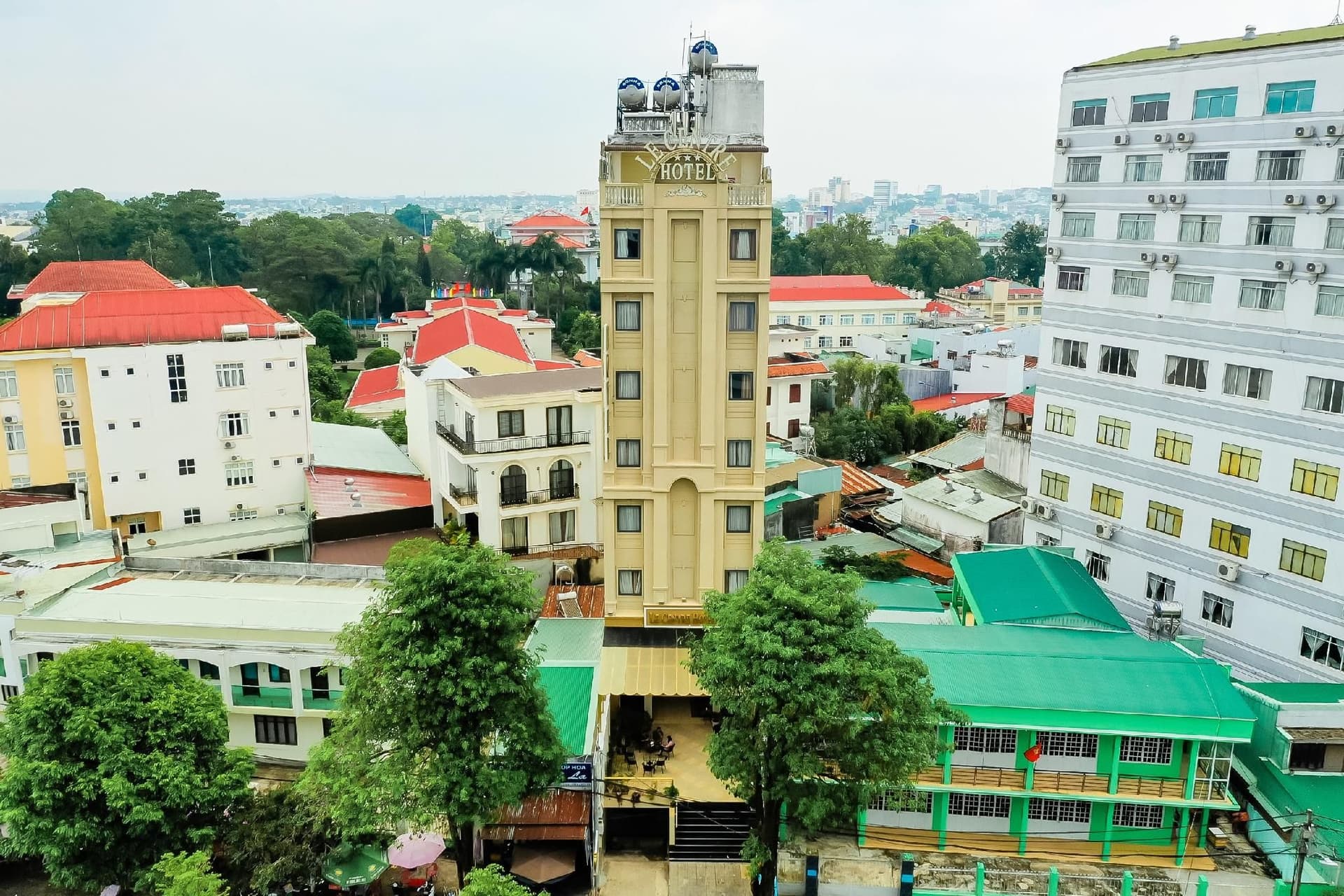 Le Centre Hotel