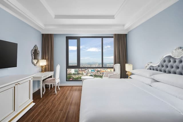 Deluxe Room, 1 King Bed, City View