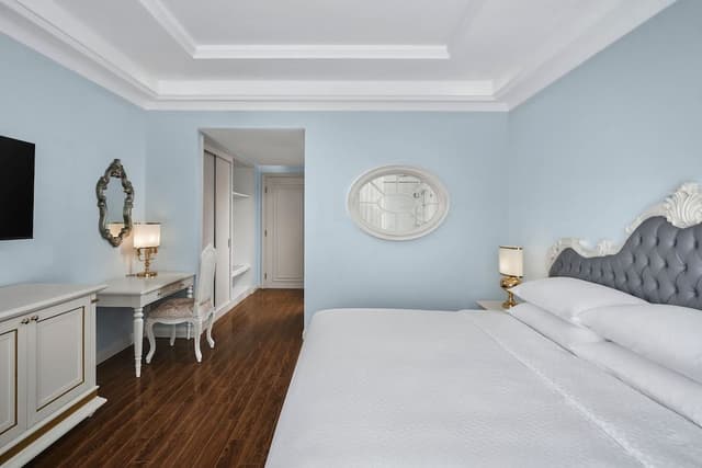 Deluxe Room, 1 King Bed, City View
