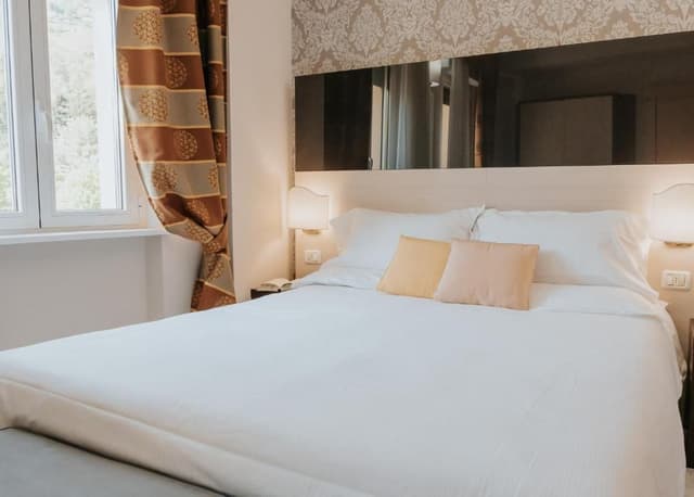 Deluxe Double or Twin Room with Mountain View