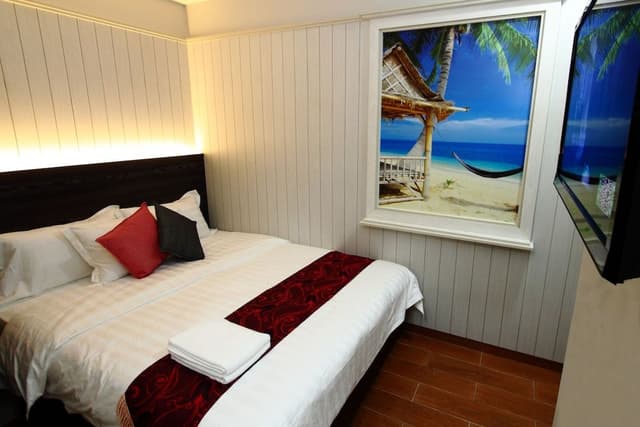 Deluxe Room, 1 Queen Bed, No Windows