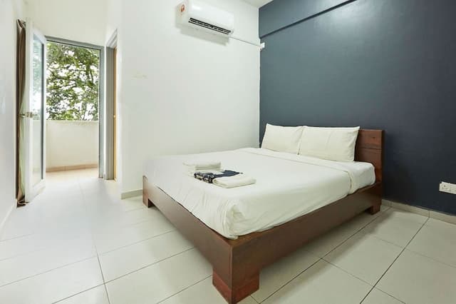 Deluxe King with balcony Sea view