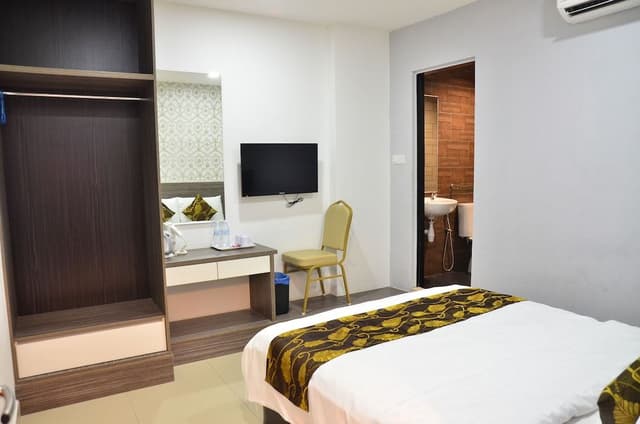 Deluxe Double Room, 1 Queen Bed, No Windows