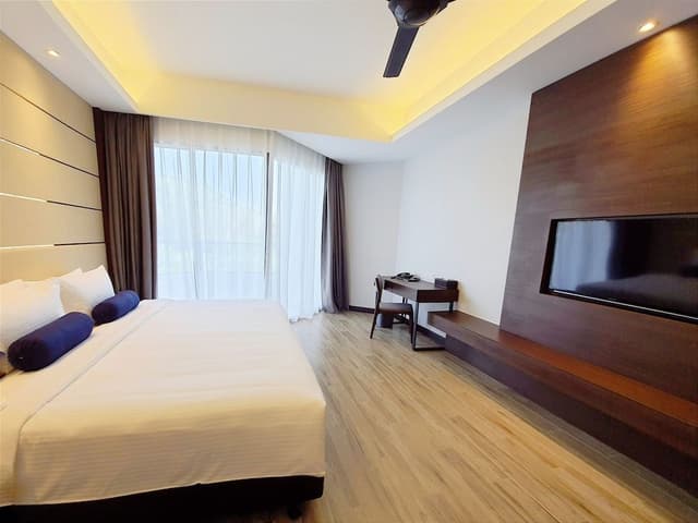 Deluxe Room, 1 King Bed, City View