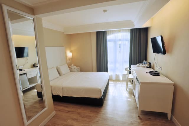 Standard Queen Room