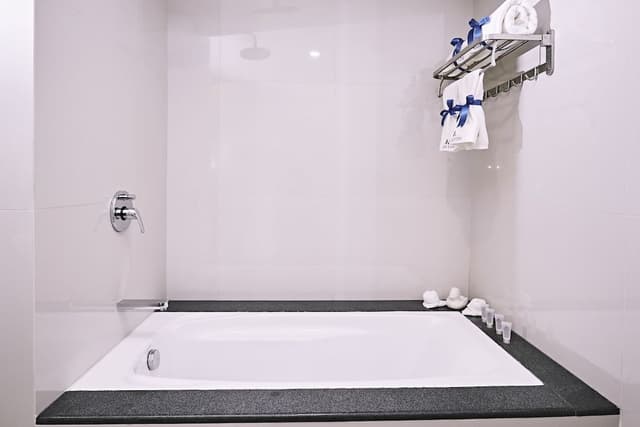 Signature Suite, 1 King Bed, City View