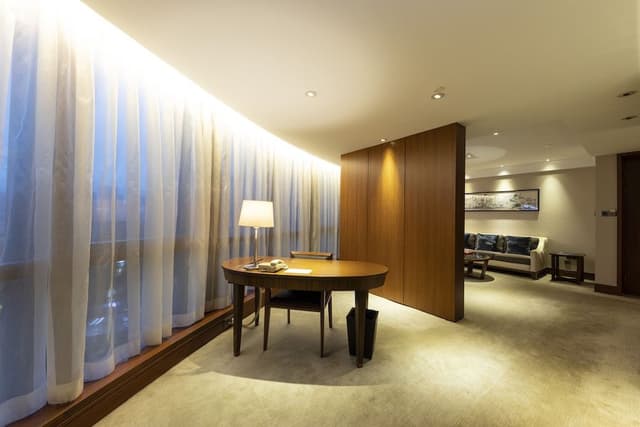 Business Suite, 1 King Bed