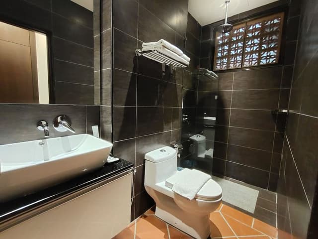 Riviera Deluxe King Suite