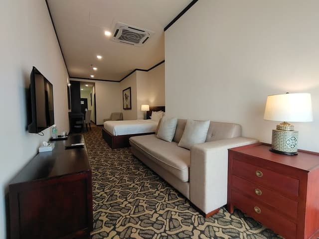 Riviera Deluxe King Suite