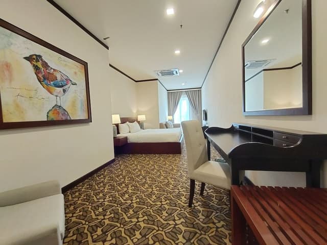 Riviera Deluxe King Suite