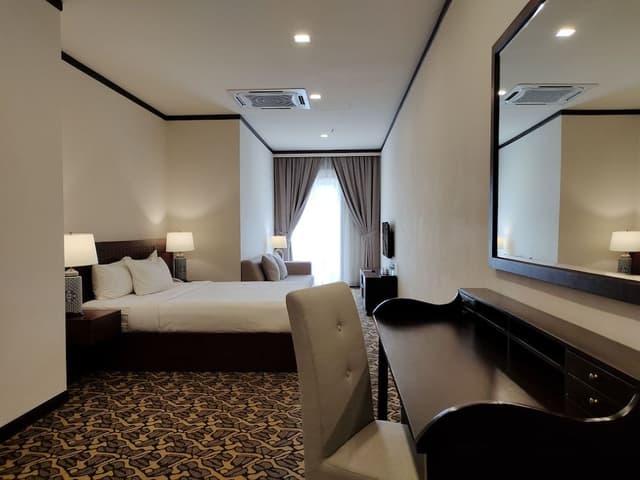Riviera Deluxe King Suite