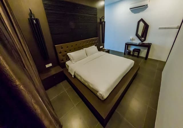 Suite (Sapphire)