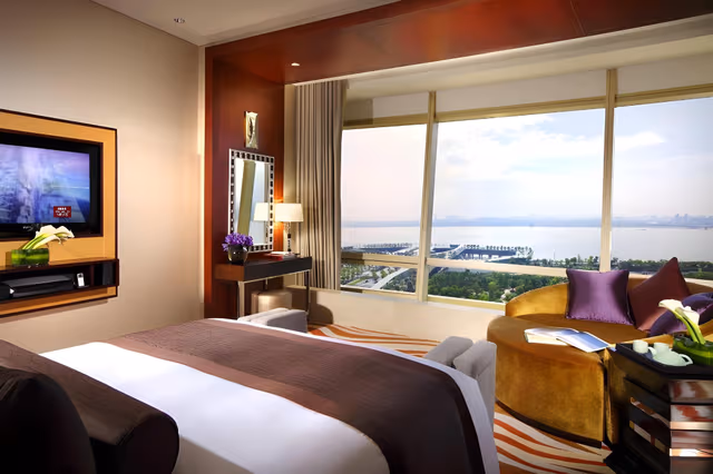 1 King 1 Bedroom Suite Lounge Access River View
