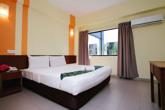 Deluxe Room, 1 Queen Bed, City View