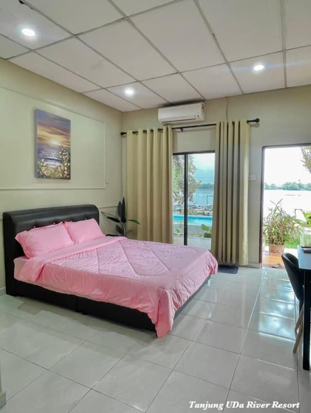 Queen Bed Room
