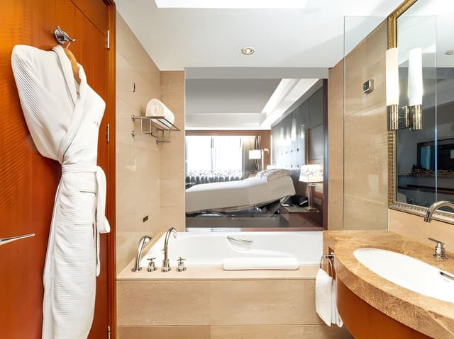 Smart Room (Queen bed)