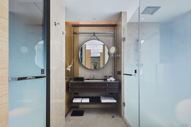 Deluxe Suite, 1 King Bed, Club Lounge Access