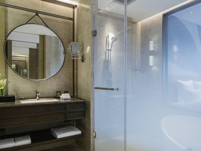 Deluxe Room, 1 King Bed, Club Lounge Access, City View (Executive)