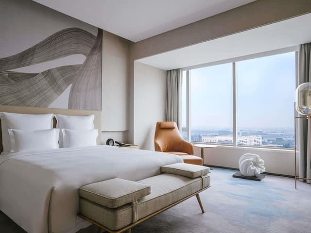 Deluxe Suite, 1 King Bed, Club Lounge Access