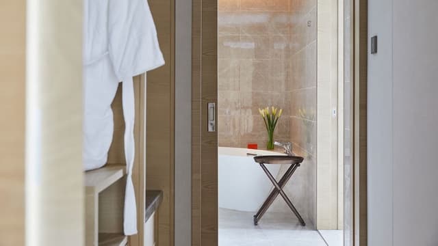 Deluxe Suite, 1 King Bed, Club Lounge Access