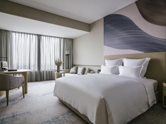 Deluxe Room, 1 King Bed, Club Lounge Access, City View (Executive)