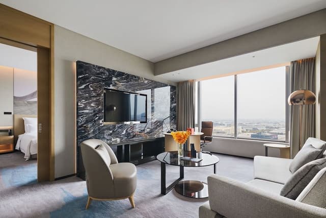 Deluxe Suite, 1 King Bed, Club Lounge Access