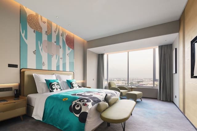 Family Room, 1 King Bed, City View (Premium)